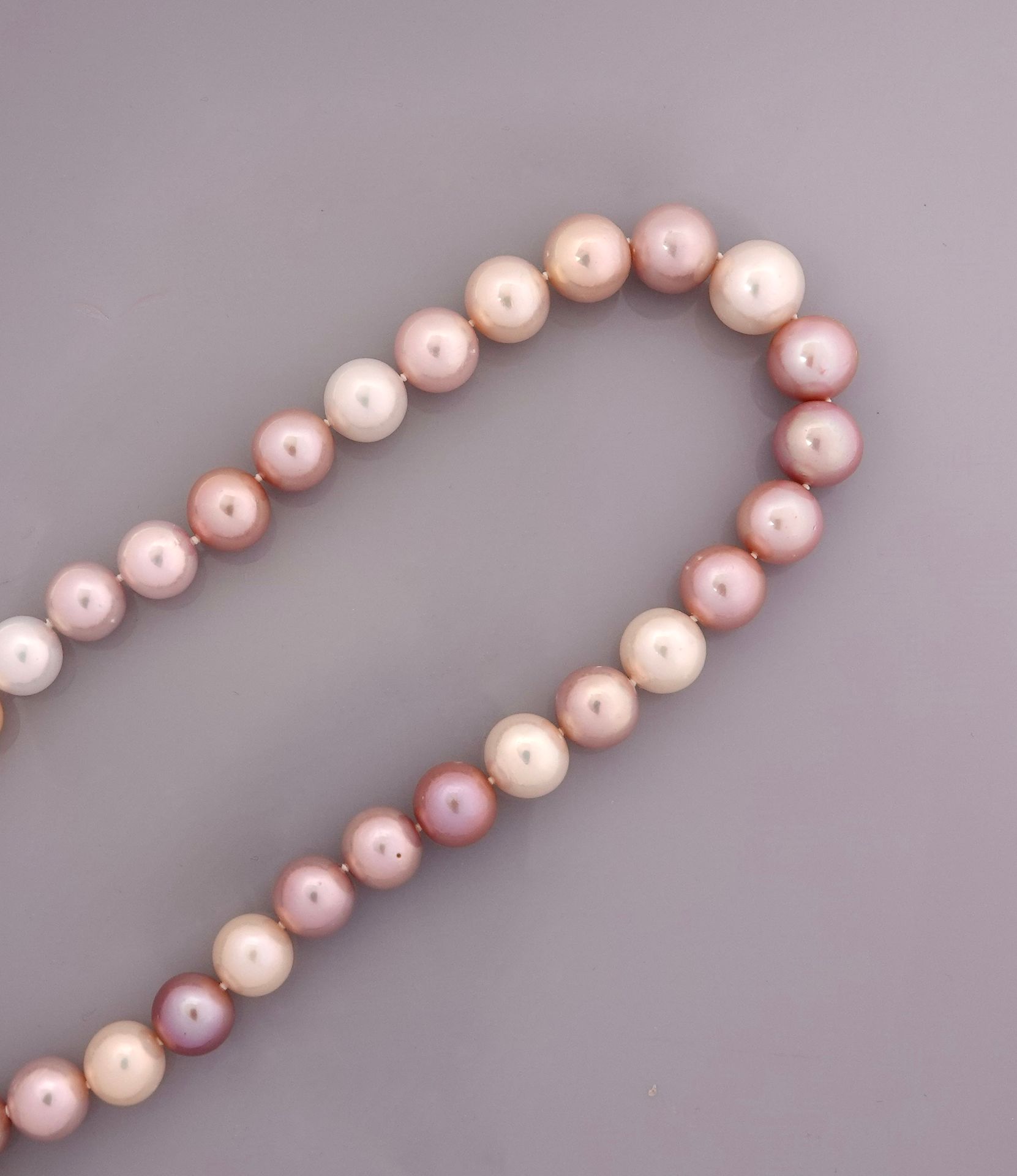 Null 圆形粉色和白色淡水珍珠项链，白金搭扣，750毫米，直径12至15毫米，长44厘米，重量：101克。
