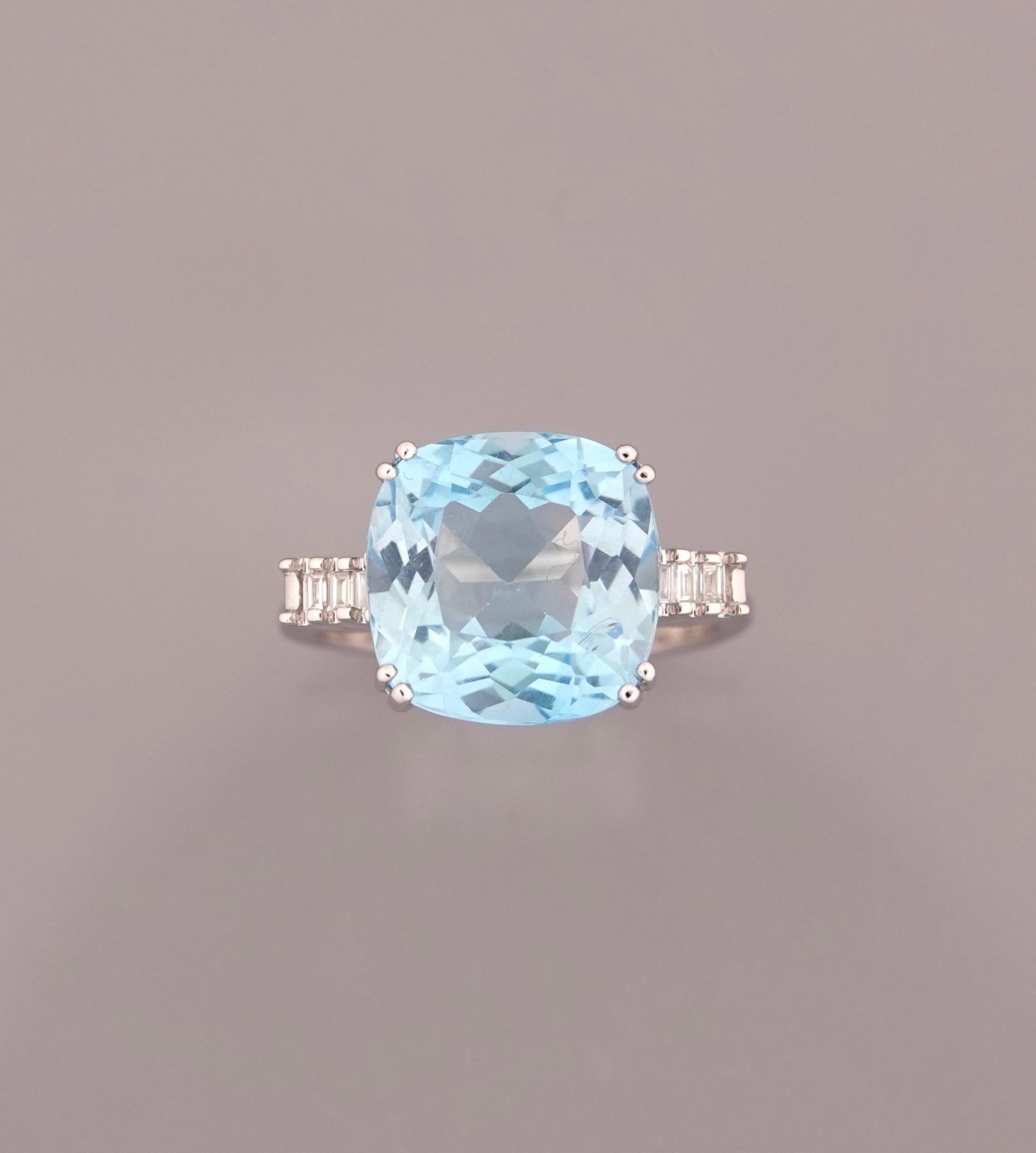 Null 白金戒指，750毫米，镶有重约9克拉的枕形切割蓝色托帕石，有6颗钻石，尺寸为1.2 x 1.8厘米，规格：52/53，重量：560克，毛重。