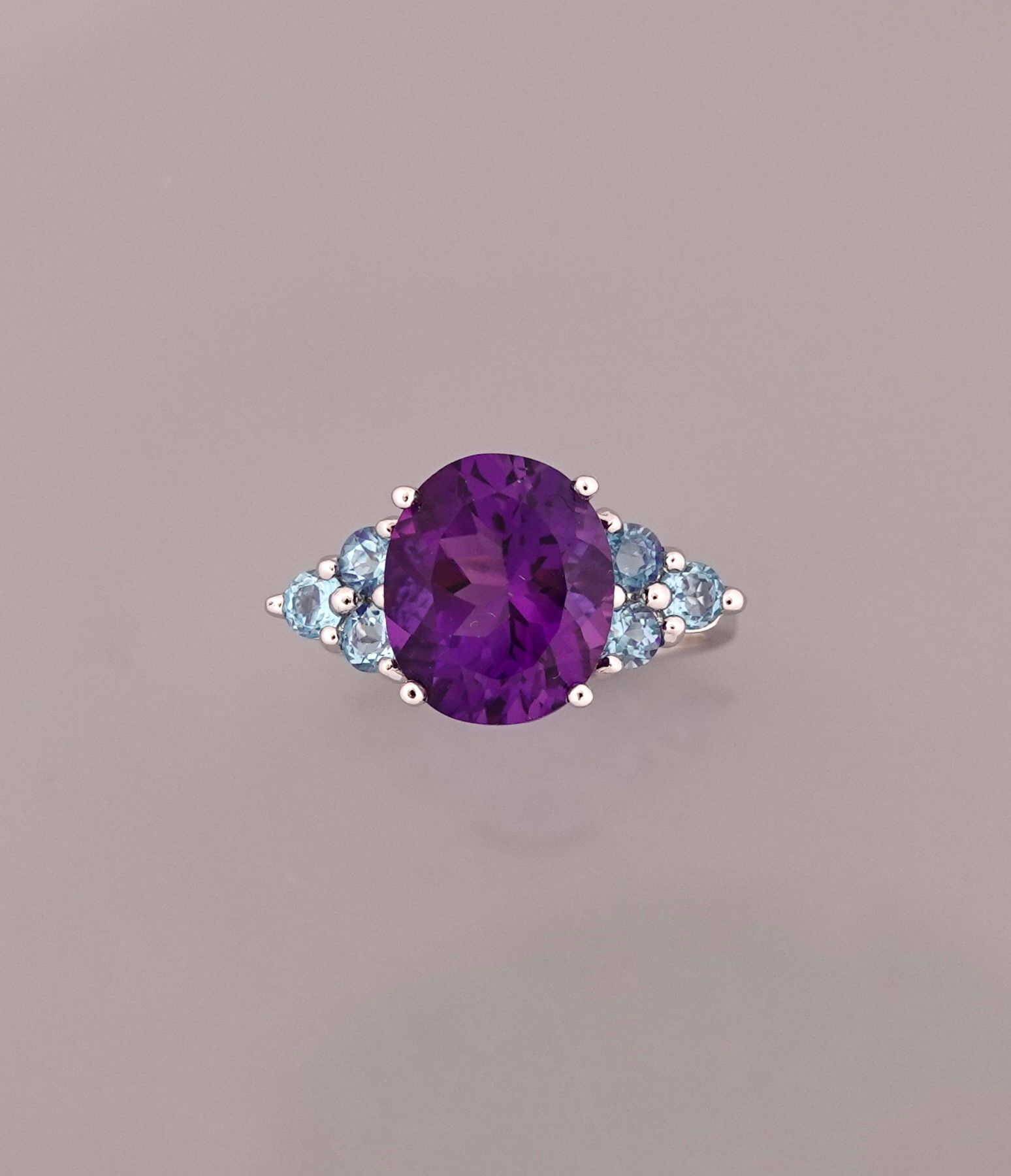 Null White gold ring, 750 MM, set with an oval/cushion amethyst weighing 4.35 ca&hellip;