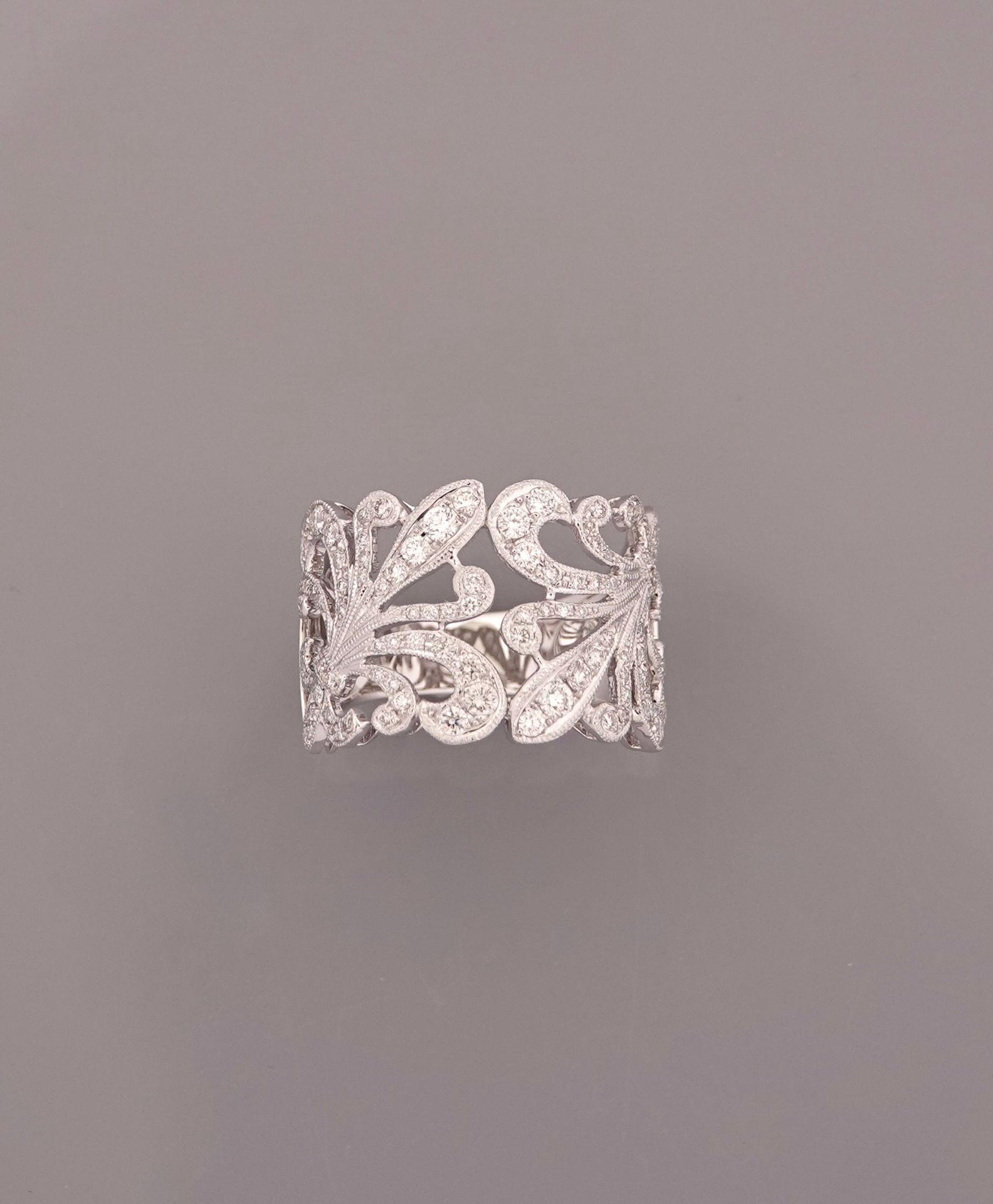 Null 戒指绘制了一个白金楣，750毫米，镂空，覆盖着总重约1克拉的钻石，宽度1.6厘米，尺寸：55，重量：6.8克，毛。