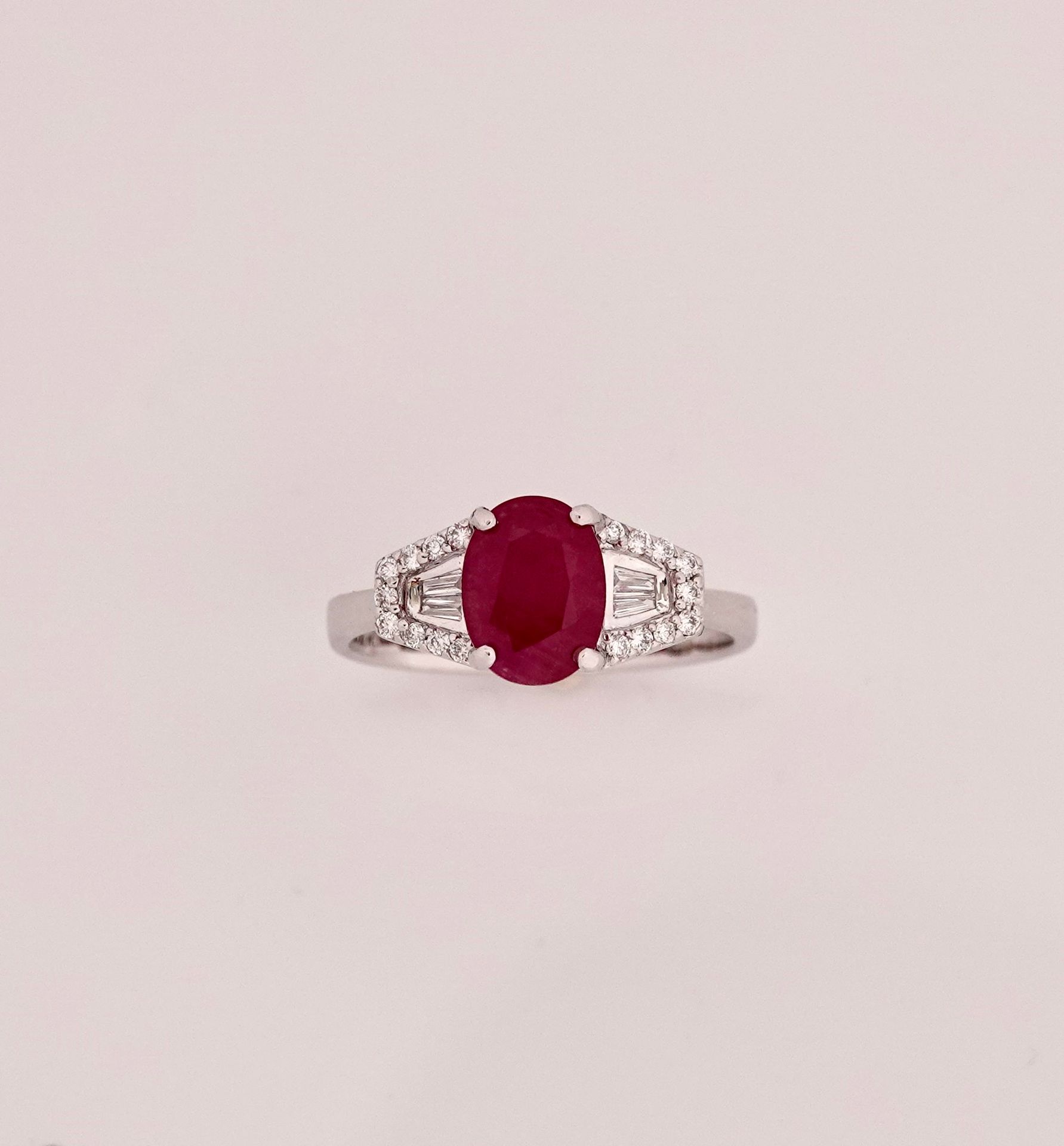 Null 白金戒指，750毫米，在两个布满长方形切割和明亮式切割钻石的图案之间镶嵌一颗重达2.06克拉的椭圆形红宝石，可按尺寸镶嵌，尺寸：53，毛重：3.3克。
