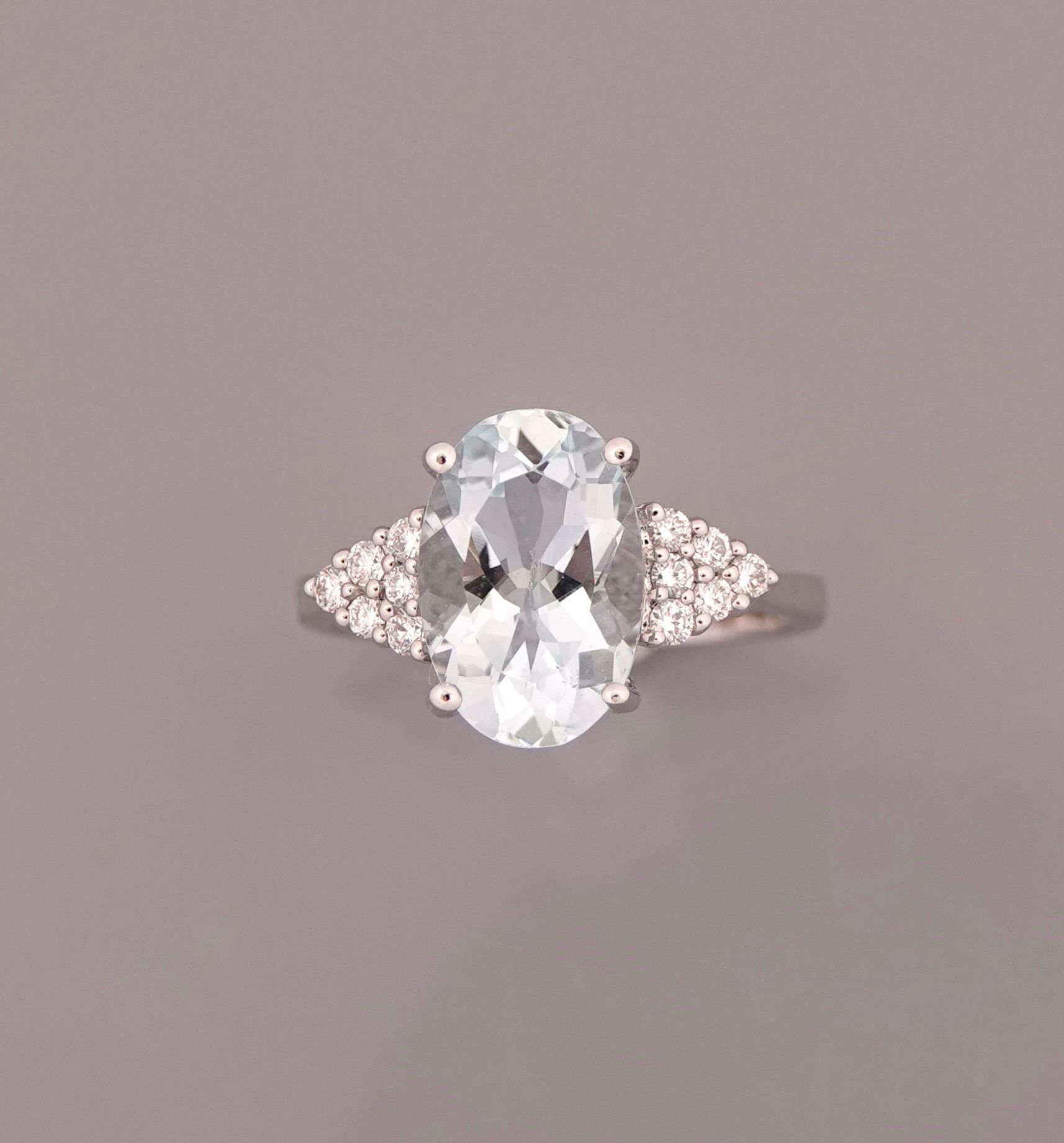 Null 一枚750毫米的白金戒指，镶嵌着一颗重达3.15克拉的椭圆形海蓝宝石，还有12颗钻石，尺寸：53/54，重量：毛重4克。