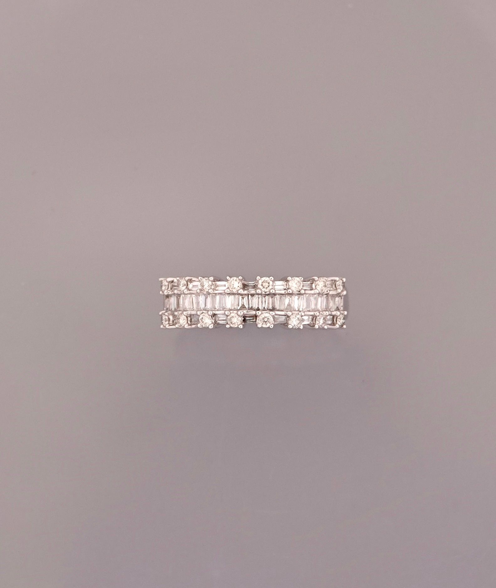 Null 白金戒指，750毫米，镶嵌长方形和明亮式切割钻石共0.60克拉，尺寸：54，重量：2.8克。