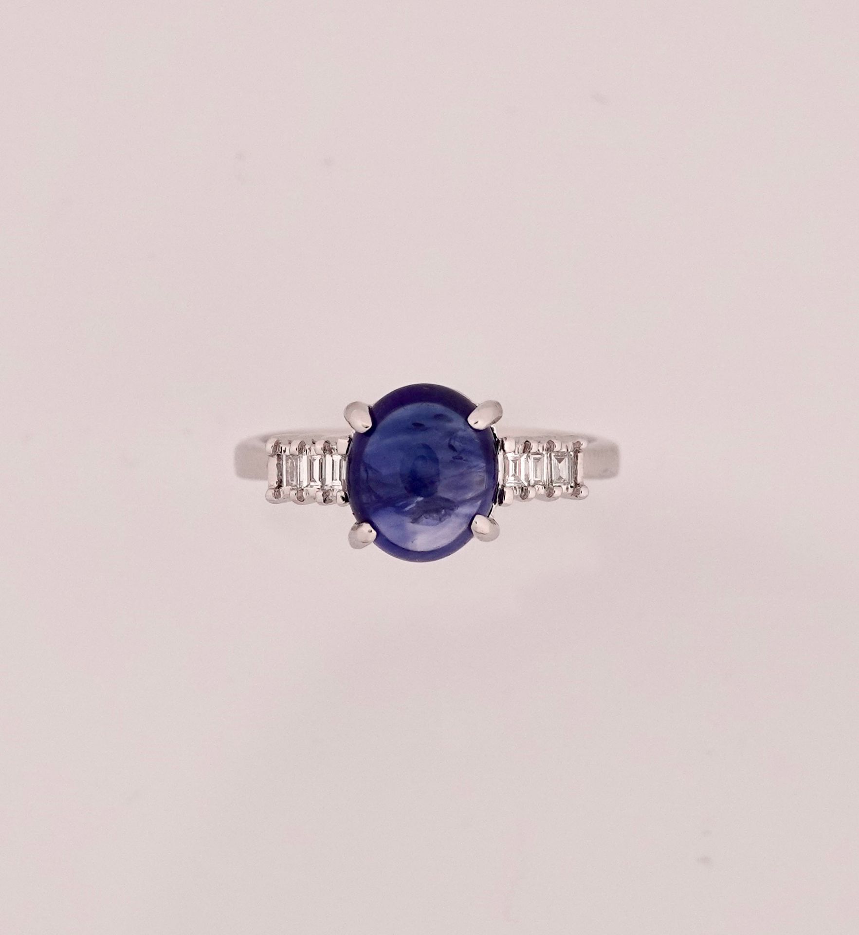 Null Ring in white gold, 750 MM, set with a cabochon sapphire weighing 2.90 cara&hellip;