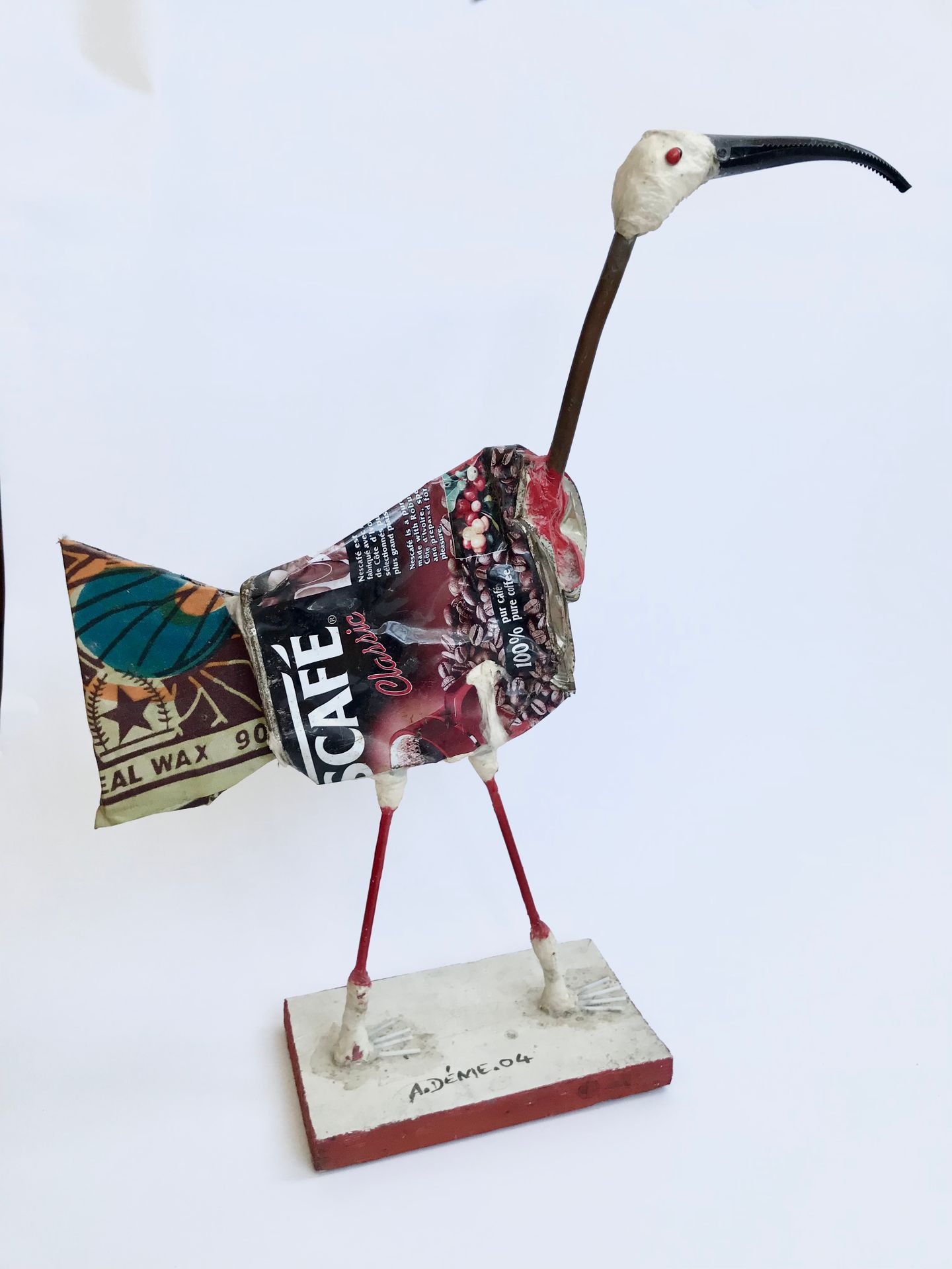 Null Assane DÉME (塞内加尔, 20世纪) 
Ibis, 2004 
混合媒体雕塑：罐子和塑料 
底座上有签名 
高：40厘米