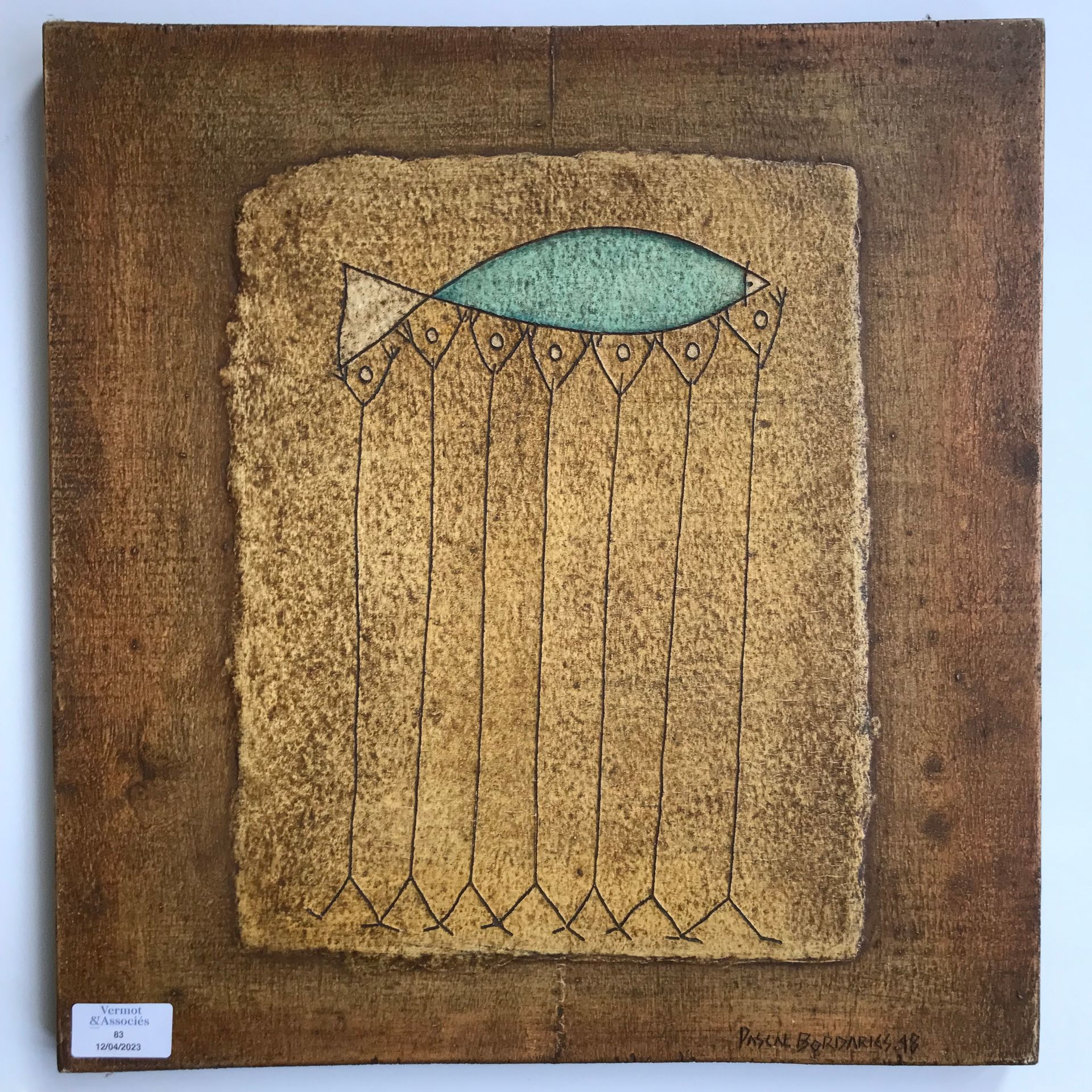 Null Pascal BORDARIES (1961) 
有鱼的构图，1998年 
木板上的混合媒体 
右下方有签名和日期 
40 x 38 cm
