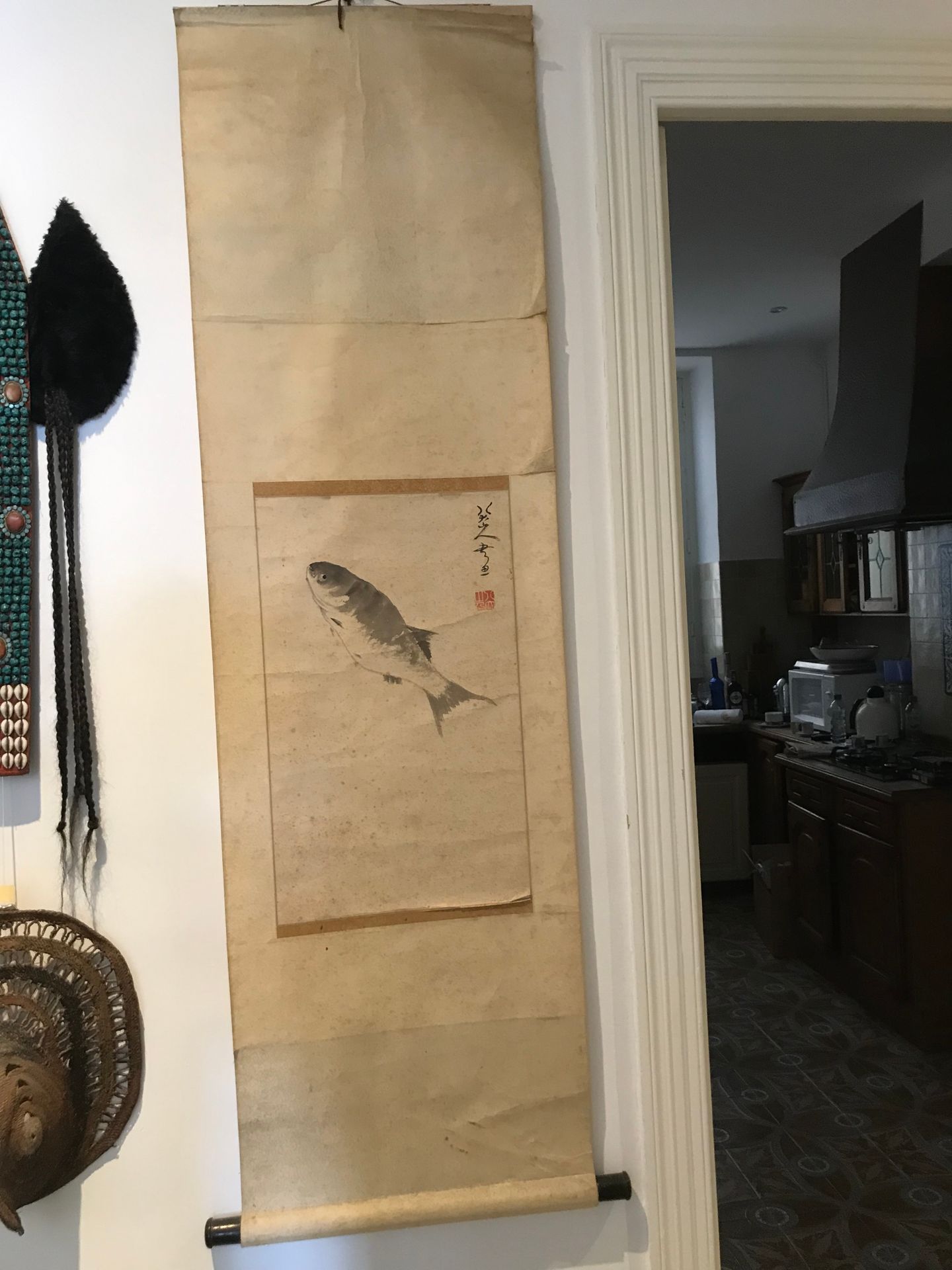 Null 一套中国卷 
- 1个有鱼图案 
- 1个黑底荷花图案 
- 1个有芦苇，原盒，卷轴破损 
纸上绘画 

一幅绢本玻璃框画，花枝上的鸟图案，直径：23&hellip;