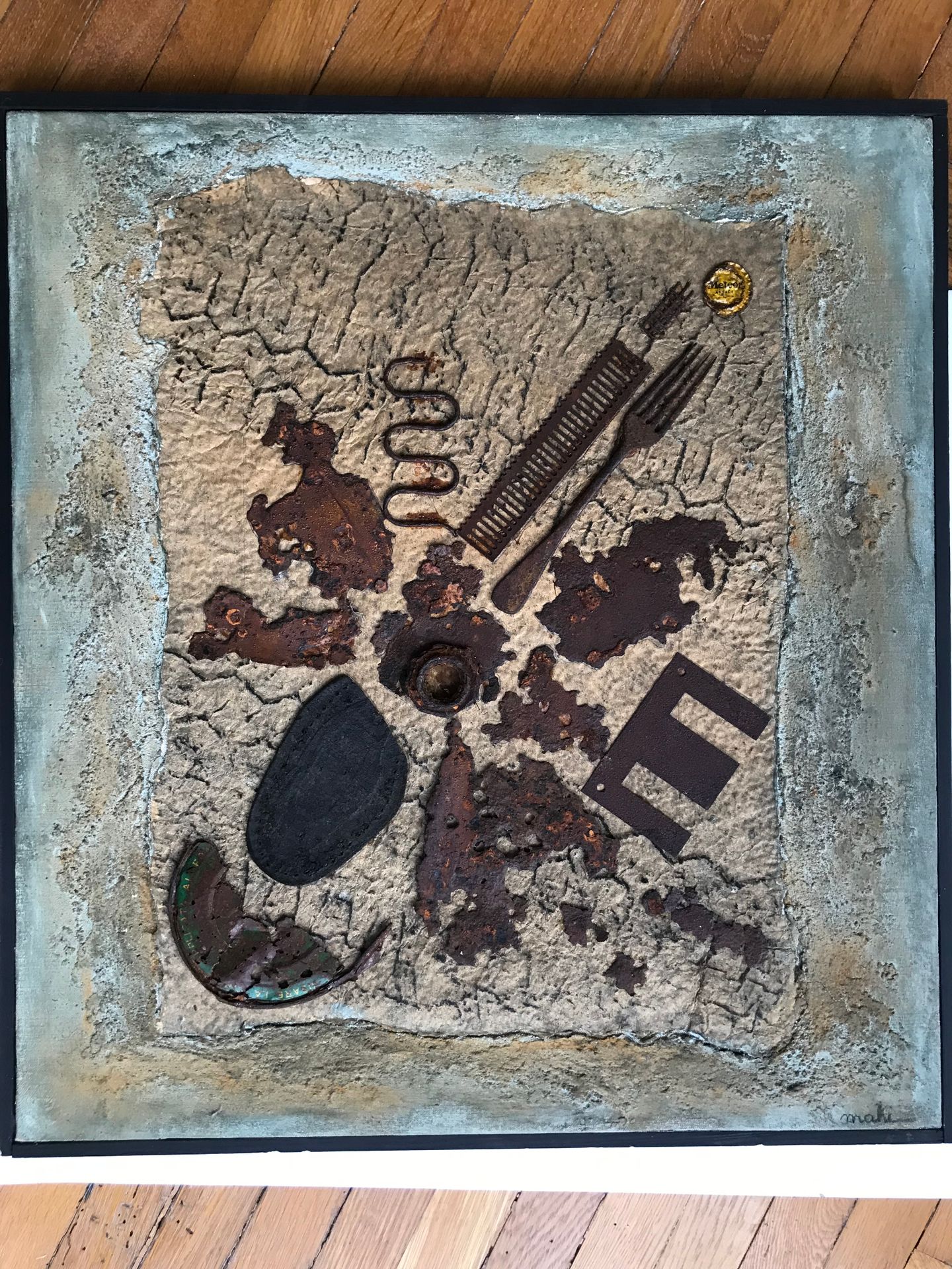 Null MAHI (法国，20世纪) 
叉子和粉碎的鞋底 
画布上的混合媒体 
右下方有签名，背面有标题 
65 x 60厘米