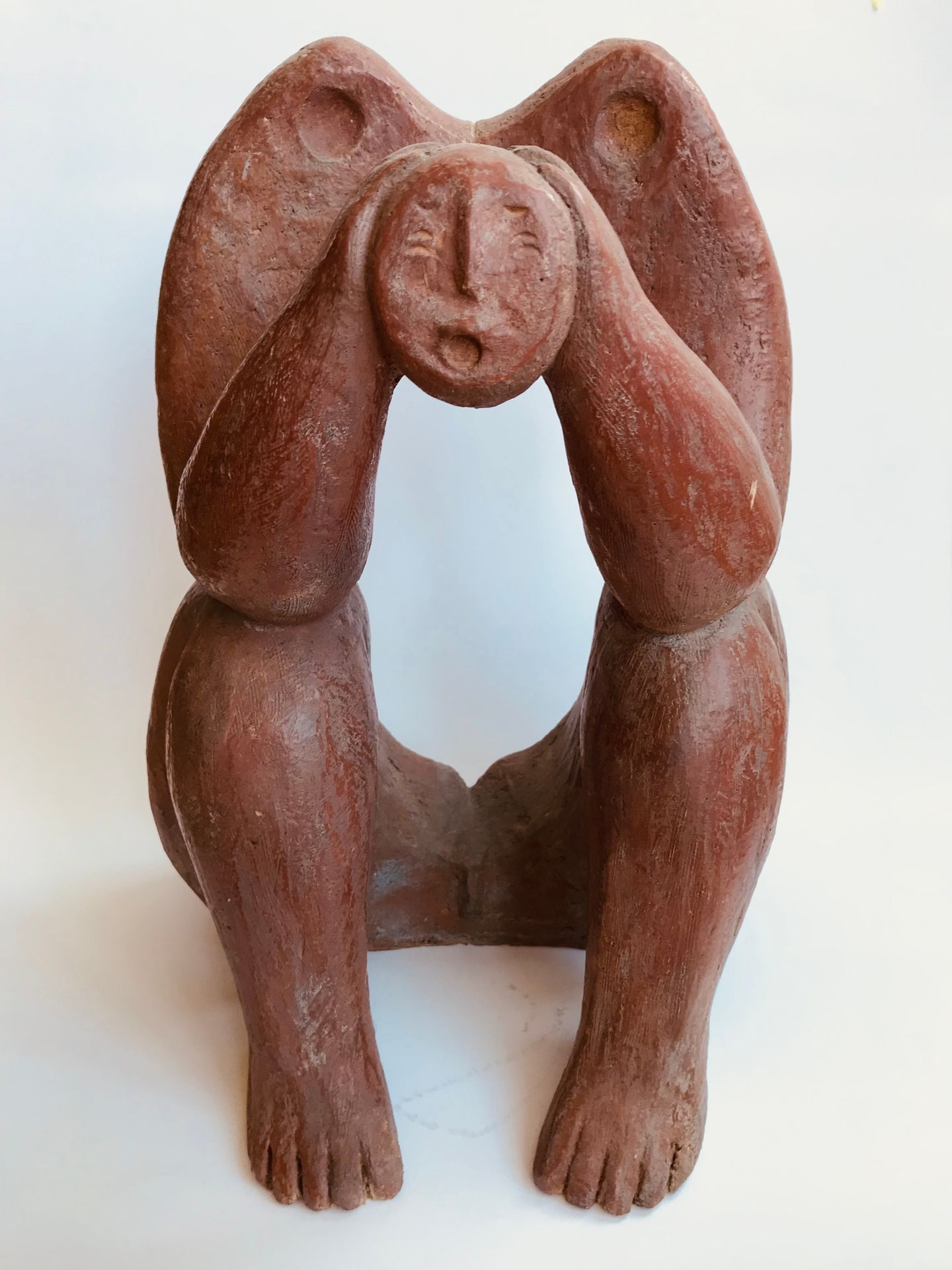 Null JORGE (20c.) 
抱着头的人物，2002年 
陶器 
有签名、日期和理由的P A 
高：39厘米，宽：28厘米，长：23厘米