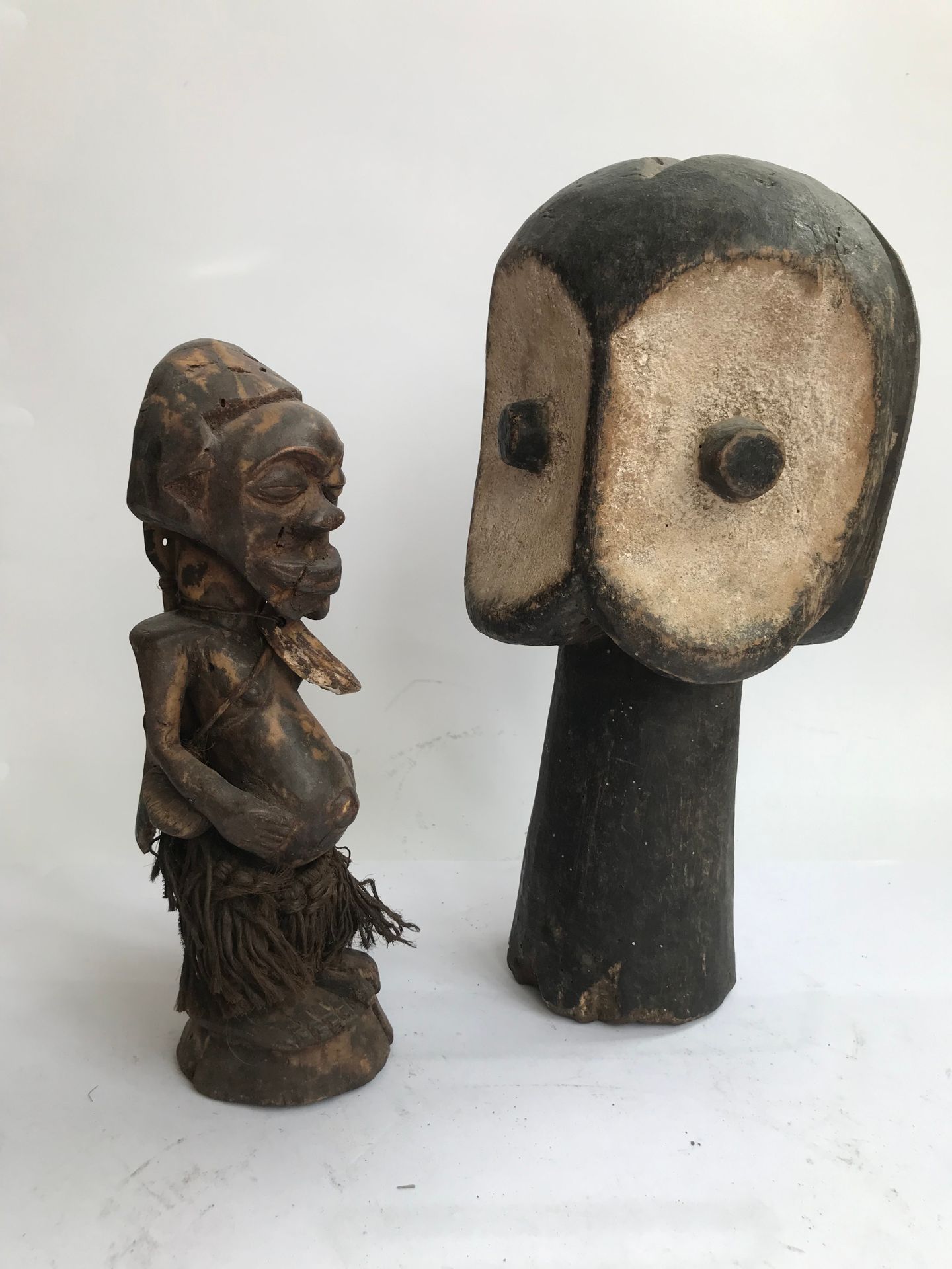 Null Lot von zwei afrikanischen Statuetten 
- 1 Figur Songye-Kultur, Kongo, H: 2&hellip;
