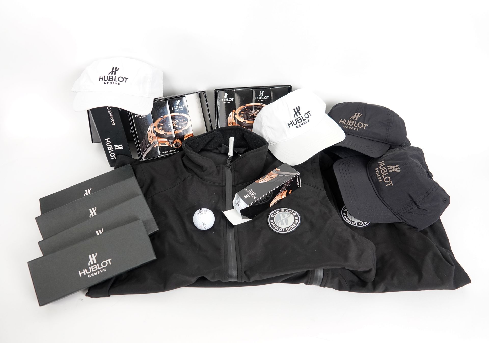 Null Un lot comprenant des goodies de la marque Hublot dont deux casquettes (une&hellip;