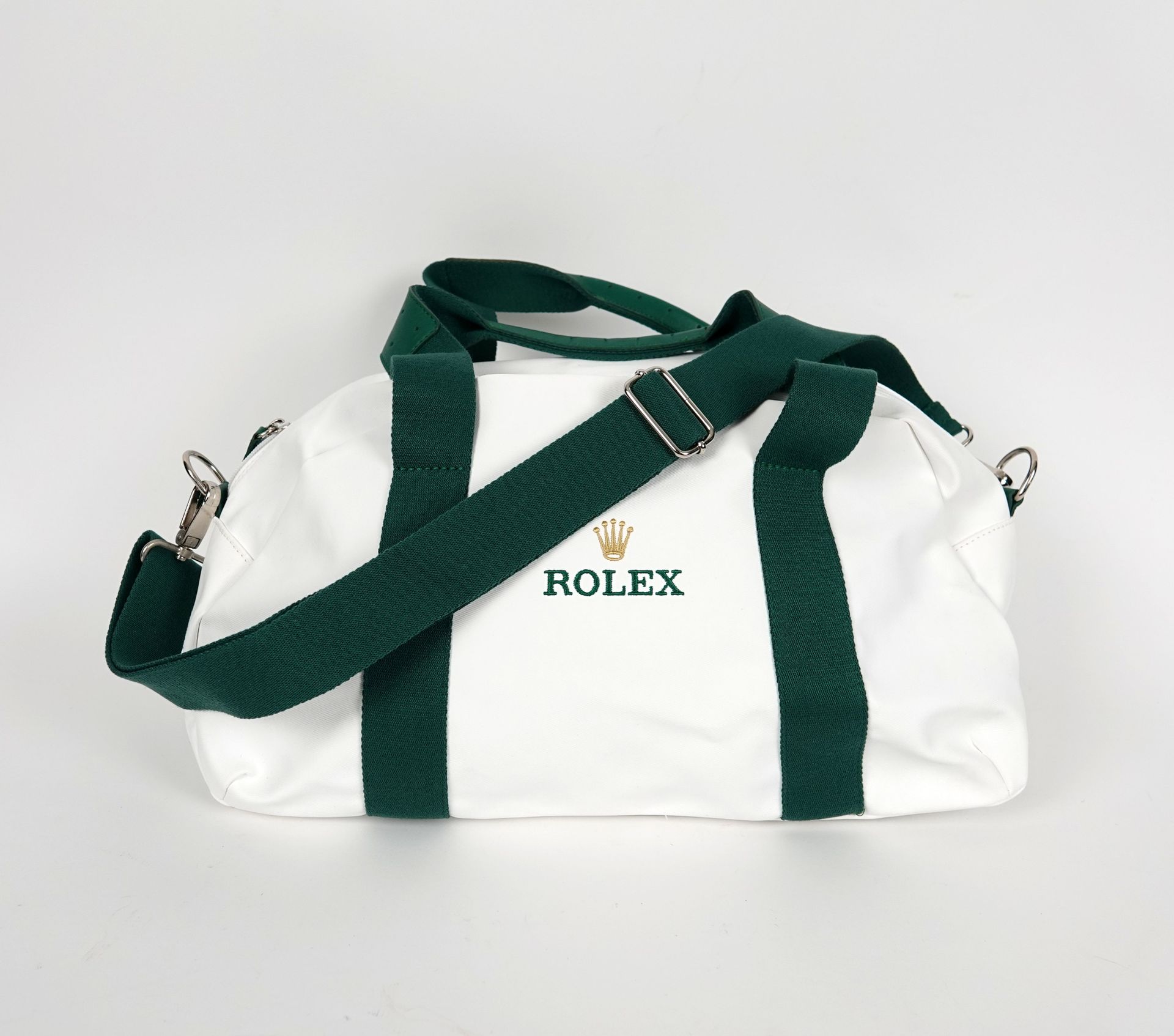 Null Rolex
Una bolsa de deporte de tela blanca y piel verde de Rolex.
