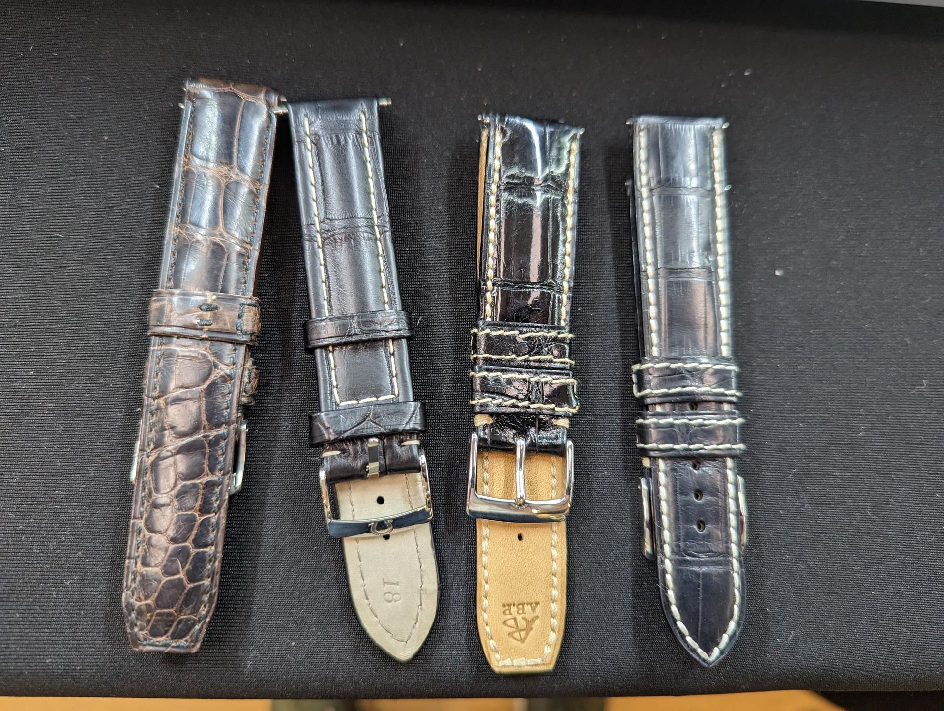 Null Un lot comprenant 4 bracelets en crocodile : 1 ABP croco marron (18,37 mm -&hellip;