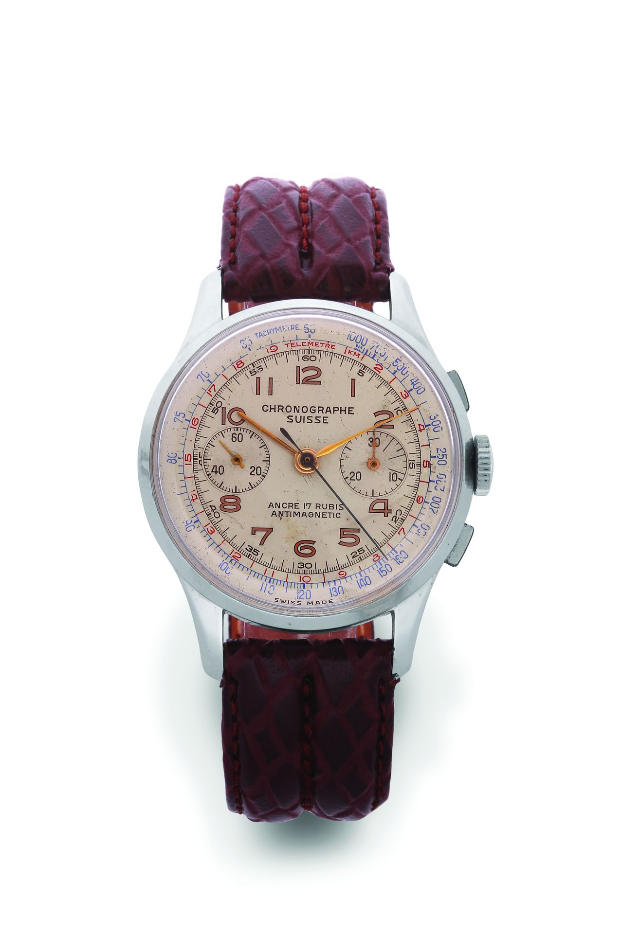 CHRONOGRAPHE SUISSE 防磁
钢制计时码表，机械机芯 - 圆形钢制表壳，光滑表圈，凹槽表冠，琴形把手，长方形按钮，卡扣式表背。
- 银色表盘，内&hellip;