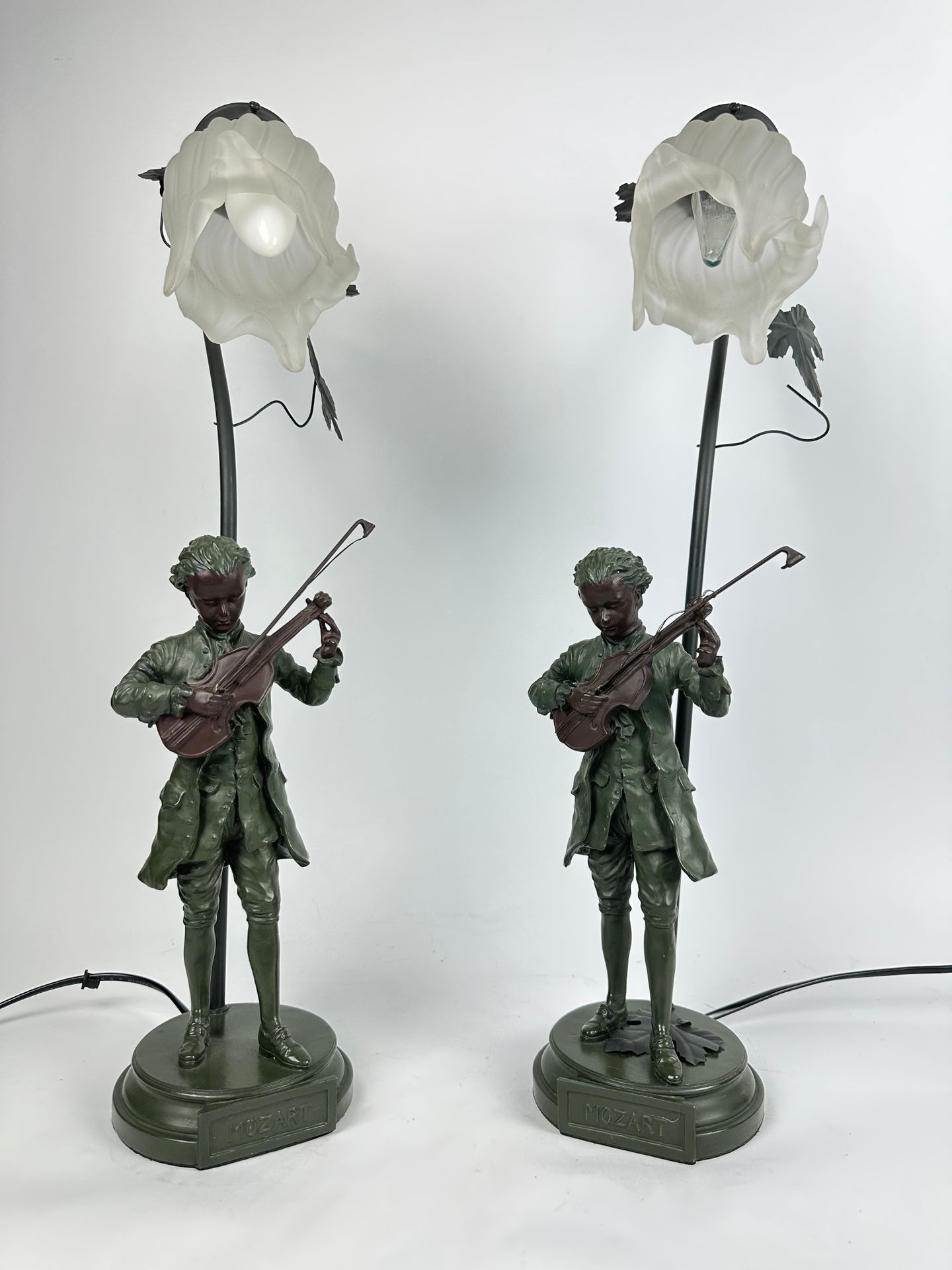 Null Paire de lampe représentant Mozart jouant au violon sur socle, endossé d'un&hellip;