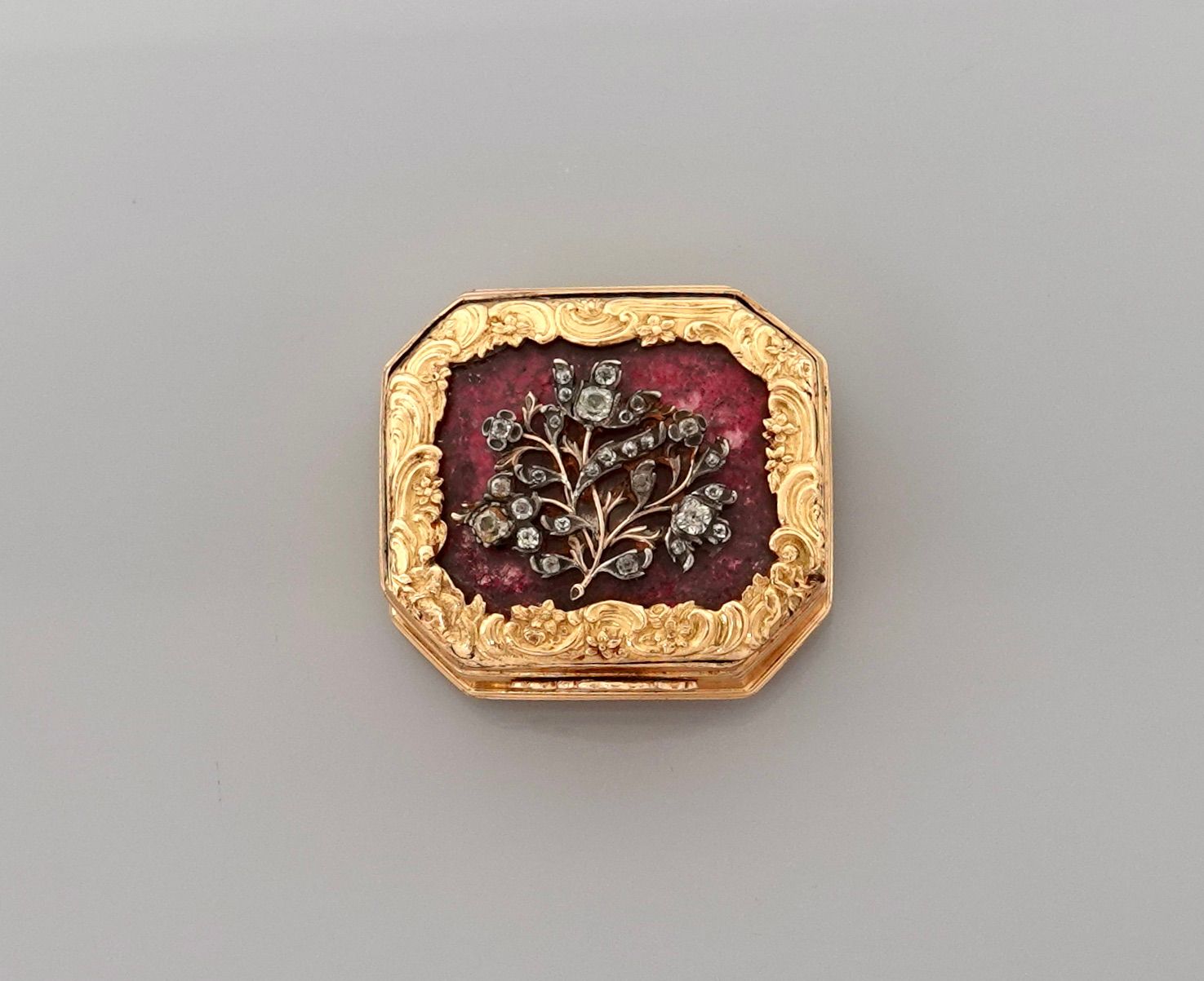 Null Petite boite rose

Petite boite de beauté en or de style Louis XV, le fond &hellip;
