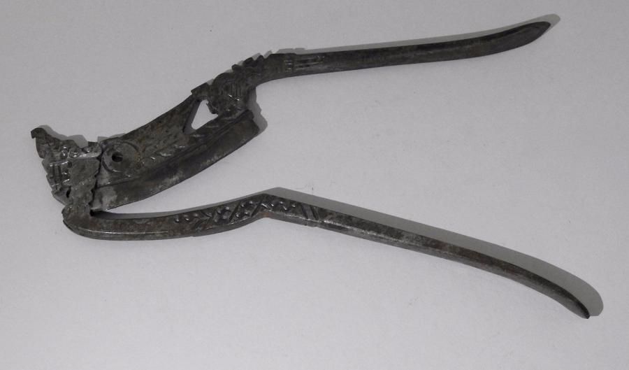 Null Coupe Noix d'Arec (coupe Betel) en métal à décor de dragon

16,5 cm

Bassin&hellip;