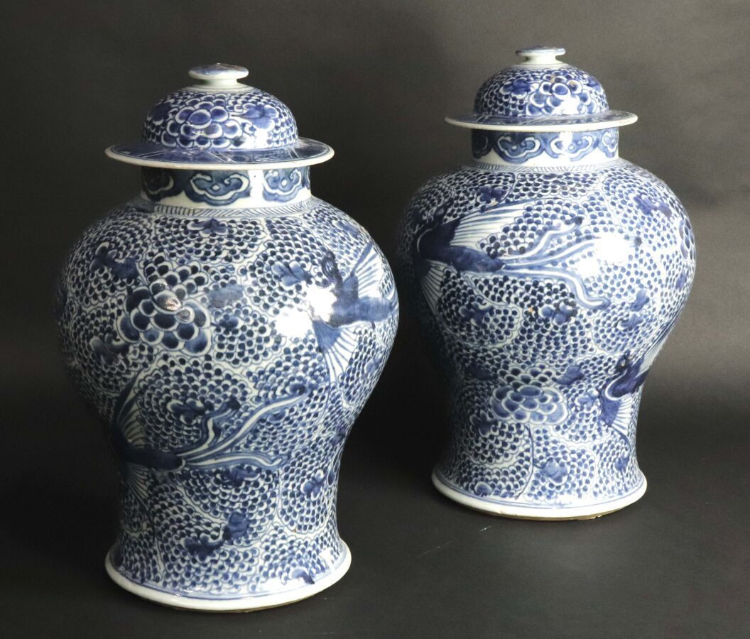 Null CHINE
Paire de pots couverts en porcelaine bleu-blanc à décor d'oiseaux
Hau&hellip;