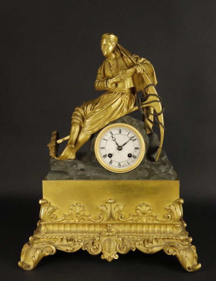 Null 有一个年轻的希腊水手拿着锚的时钟，被称为 "au grec d'Hydra"，青铜材质，有两种铜锈，基座上有丰富的棕榈花和卷轴装饰。钢丝运动。
复原期&hellip;