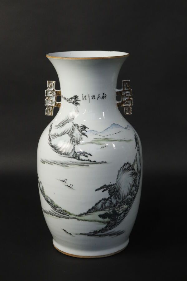 Null 中国
瓷质阳台花瓶，有山水和铭文。底部有红色印章的标记
高32.5厘米