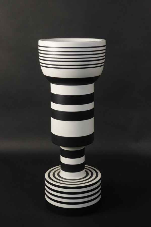 Null 埃托里-索塔斯（1917-2007）--蒙特卢波的BITOSSI出版社。
圆柱形陶瓷花瓶，有黑色圆圈的几何装饰。底部有签名
高度46.5厘米 - 直径&hellip;