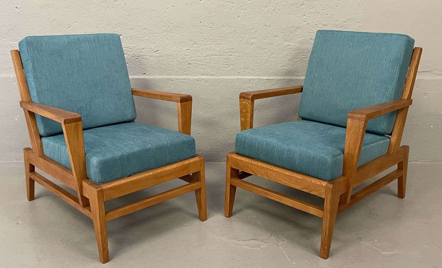 Null 归属于René GABRIEL（1890-1950）。
一对橡木结构的扶手椅，座椅和靠背上有蓝色织物覆盖的坐垫（重新制作）。
尺寸：86 x 65 x&hellip;
