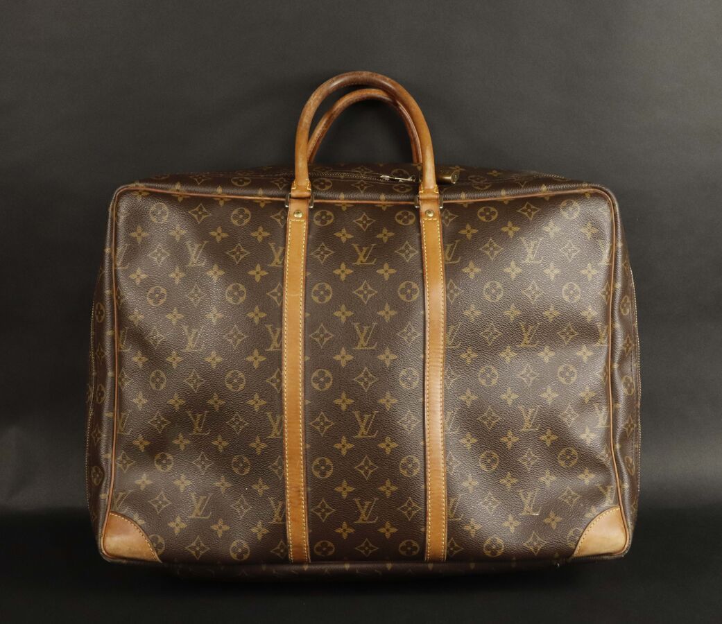 LOUIS VUITTON Travel bag in monogram canvas Dim. 38 x 53…