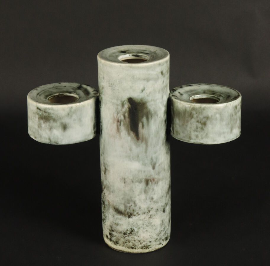 Null 雅克-布林（1920-1995）
圆柱形烛台，3个灯，绿色阴影珐琅陶瓷。底部有签名
高21厘米
底部有小缺口