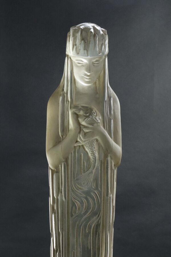 Null LALIQUE, France
Statue "Source de la Fontaine Doris", verre moulé-pressé. S&hellip;