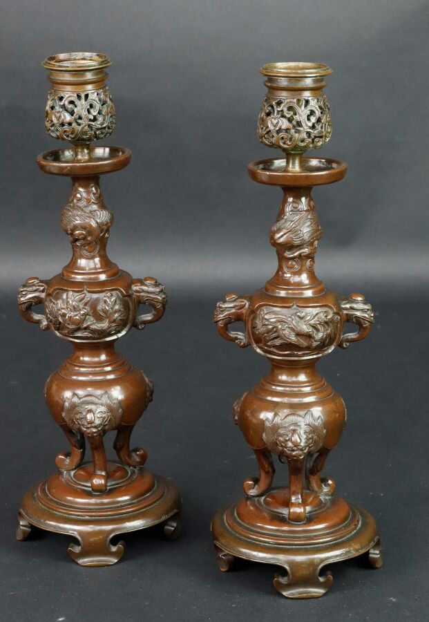 Null JAPAN
Pair of bronze candlesticks in the shape of a perfume burner
Height: &hellip;