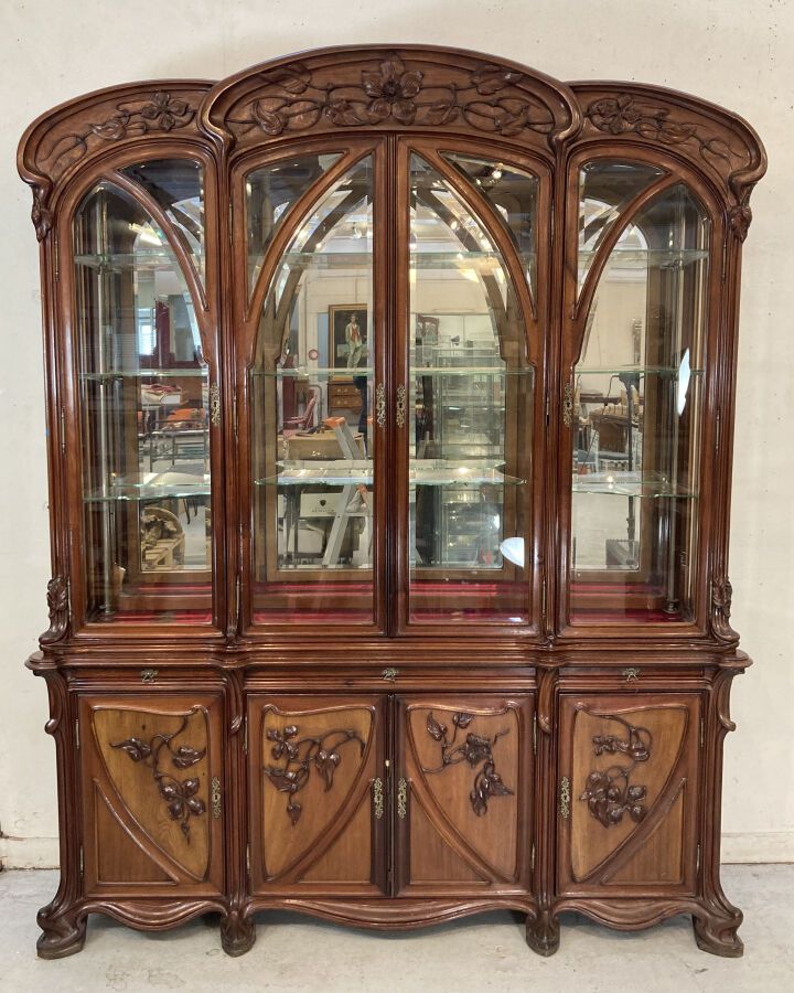 Null Large molded and carved mahogany display case, the upper part glazed with f&hellip;