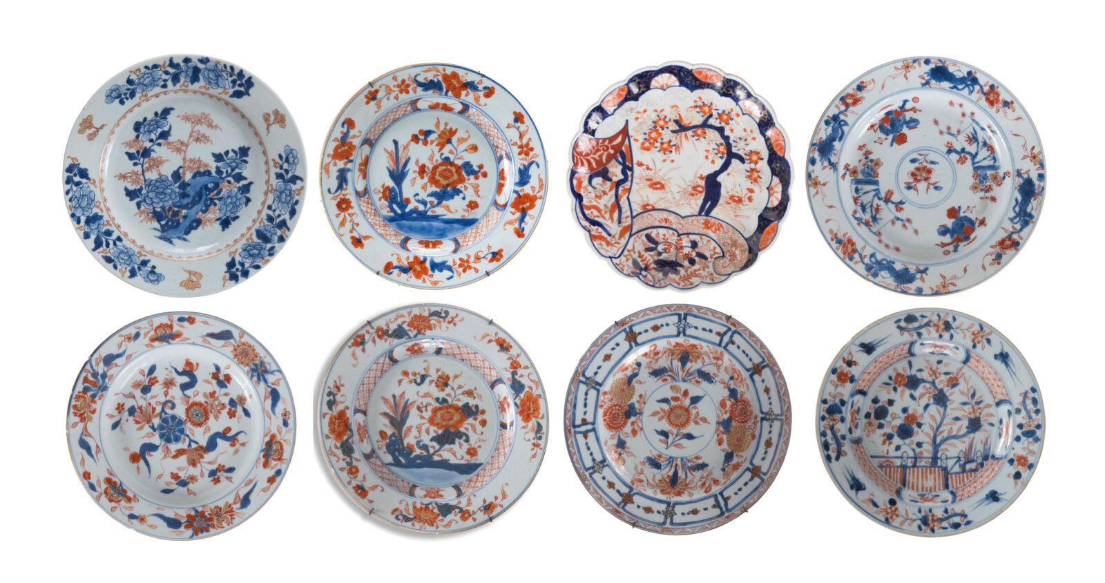 Null 中国伊万里瓷盘八件

中国，18世纪。

用花和叶子作装饰。

附有一个19世纪的日本伊万里瓷器盘。

D.：在21厘米和23厘米之间。