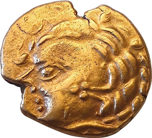 Null Aulerques Cenomans. 80-50 av. J.C. Statère d'or au personnage aptère aux de&hellip;