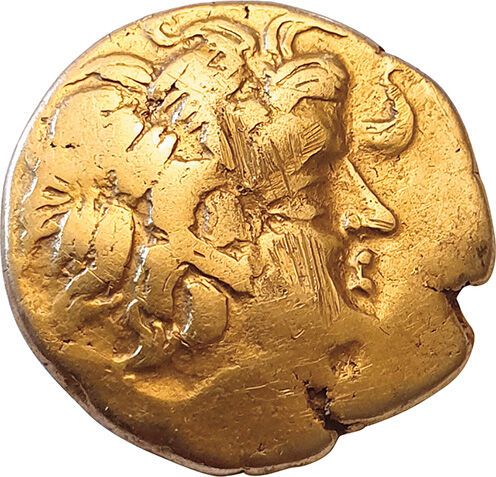 Null Aulerques Cenomans. 80-50 a.C. Estatua de oro con figura que sostiene objet&hellip;