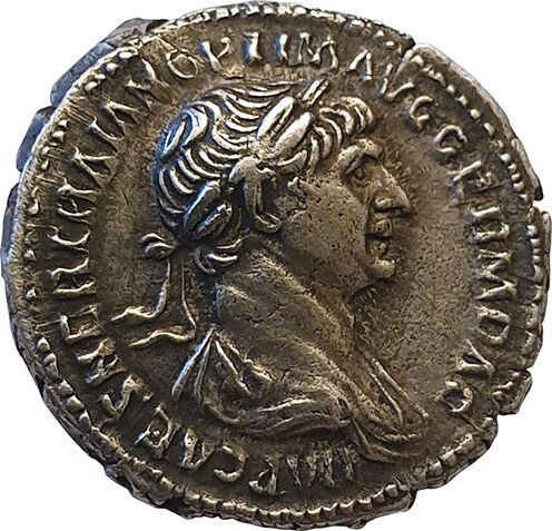 Null 特拉扬。Denarius.R/ parthico pm tr p cos vi pp spqr.红色堡垒的字样。财富 "坐着，拿着一个舵和一个角杯。 &hellip;