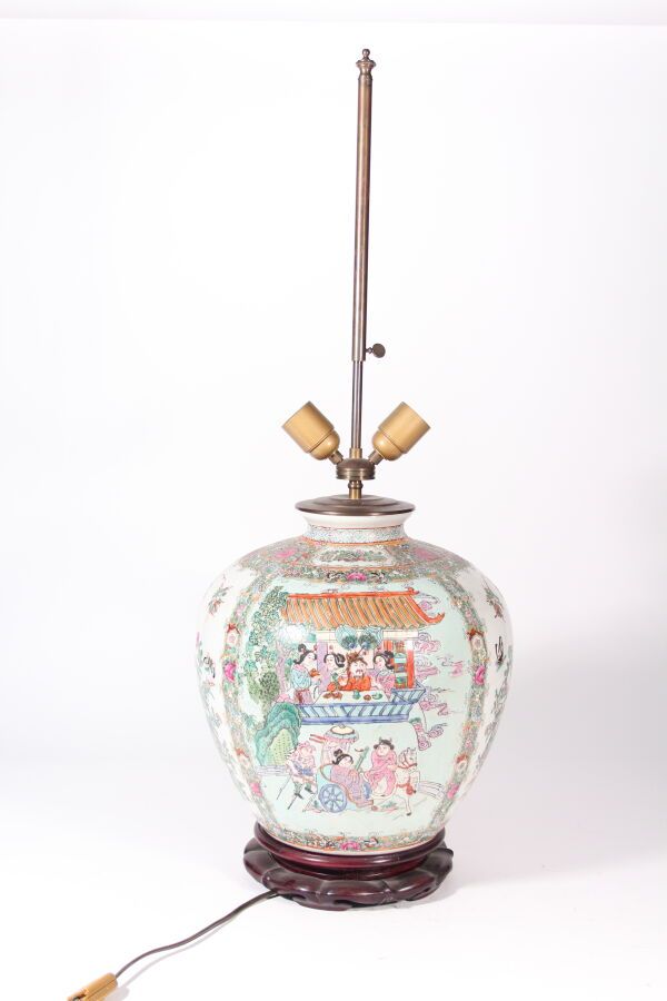 Null Vase en porcelaine polychrome à décor de scène animée

Monté en lampe

Chin&hellip;