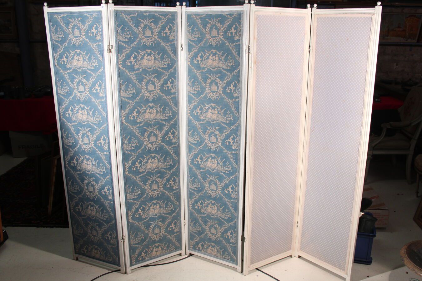 Null 五叶屏风，彩绘和模制的木框，三片叶子上有蓝色织物装饰，具有朱伊画派的风格

高度：170厘米
