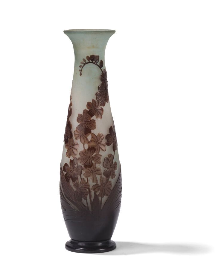 Null 加莱机构(1904-1936)

"Crocosmia"。

卵形的花瓶，颈部呈喇叭状。多层玻璃证明，酸蚀标题装饰，在灰白色背景上用蓝色阴影处理的梅花&hellip;