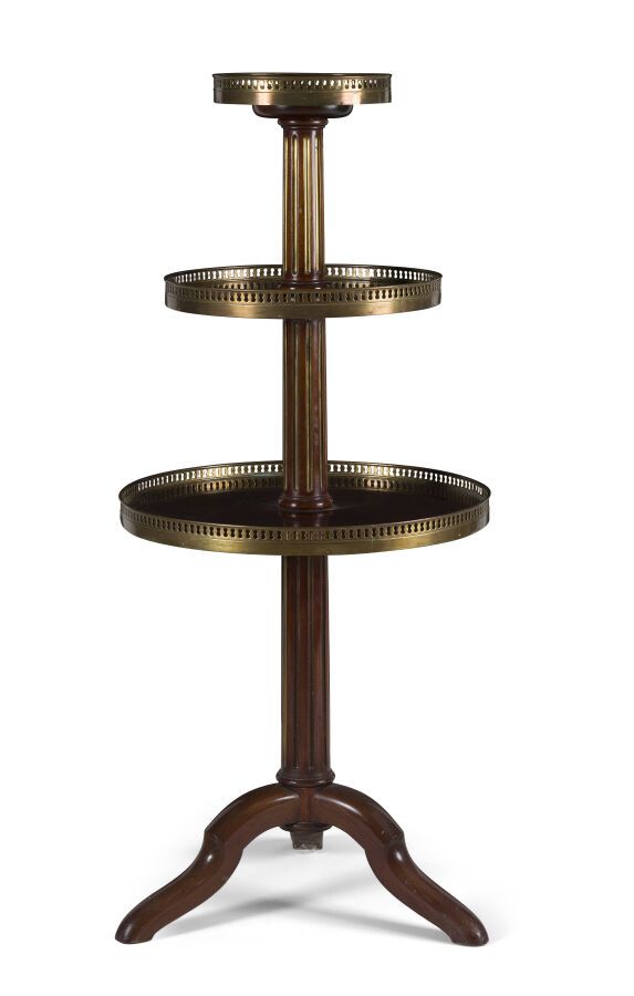 Null 红木哑巴服务员

有三个带画廊的托盘，轴上有黄铜修饰的凹槽，放在一个三脚架的底座上。

路易十六风格，19世纪。

高度：127厘米，长度：55厘米。