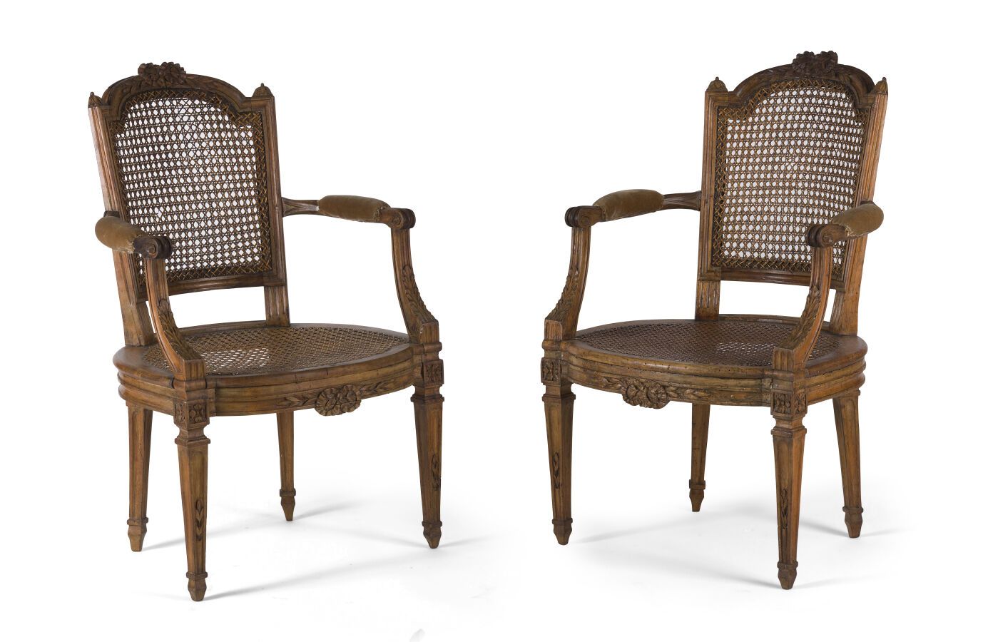 Null 一对藤条扶手椅

榉木模制和雕刻，卡布利奥式的背面装饰有一个丝带结，放在有护套的腿上。

(损坏和缺失的部件；原来有油漆）。

可能是尼姆，路易十六时&hellip;