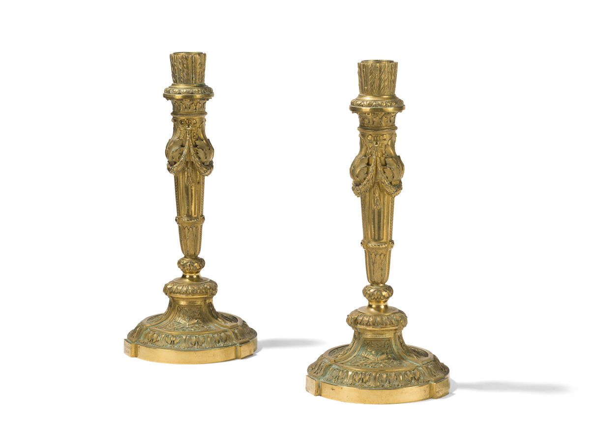 Null 一对鎏金青铜火把

用奖杯、树叶和花环装饰。

签名：Durand Paris.

路易十六风格，19世纪末。

高度：27厘米。
