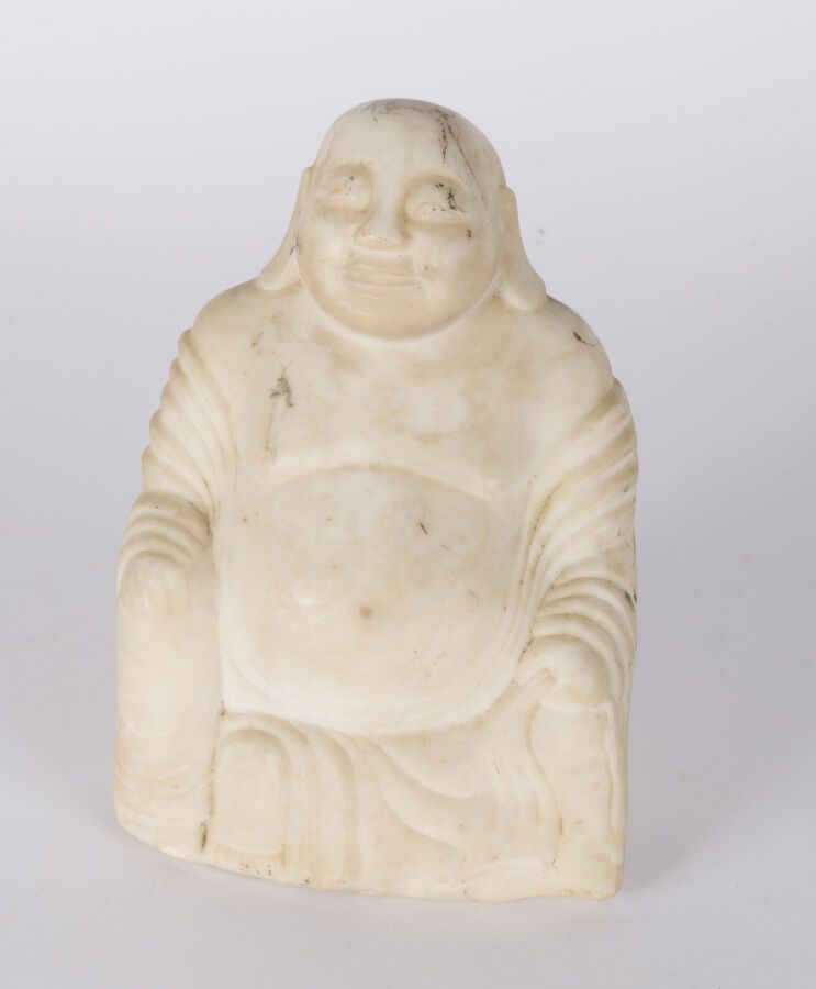 Null Budai-Statuette aus geschnitztem weißem Marmor.

China, 20. Jahrhundert

Da&hellip;