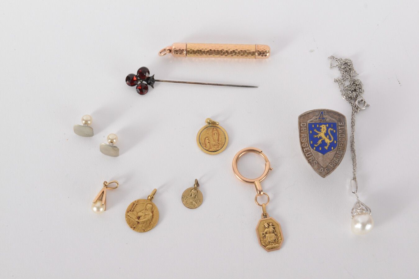Null 一枚重要的585千分之一的金弹簧戒指，一支镀金铅笔，以及一套19世纪末至20世纪初的服装首饰：一条镀银金属链，一个镶有养殖珍珠的吊坠，一个镶有石榴石的&hellip;