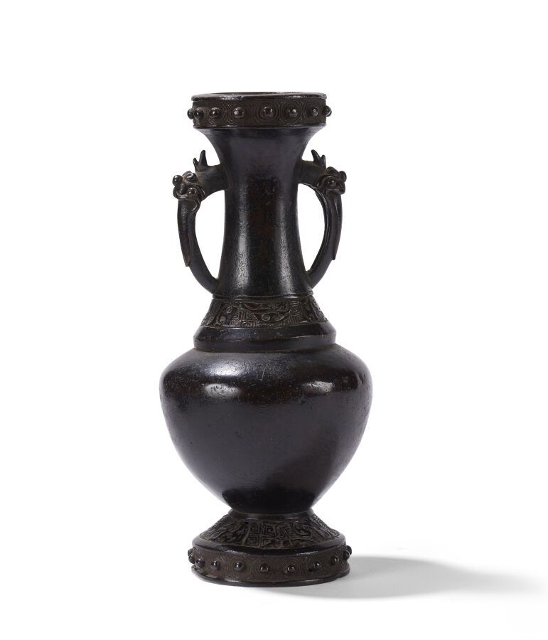 Null 青铜花瓶

中国，明朝(1368-1644)

阳台，颈部和底部装饰有两道拱形图案的带子，手柄为龙首状，两端装饰有卷轴背景的钉子

H.20厘米