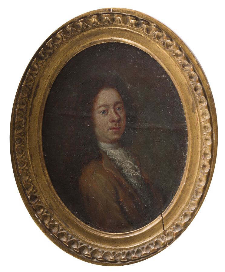 Null 18世纪中期的法国学校，椭圆形的微型画 "18世纪穿棕色外套的人的肖像"，没有签名，鎏金木框，8.5 x 7厘米。