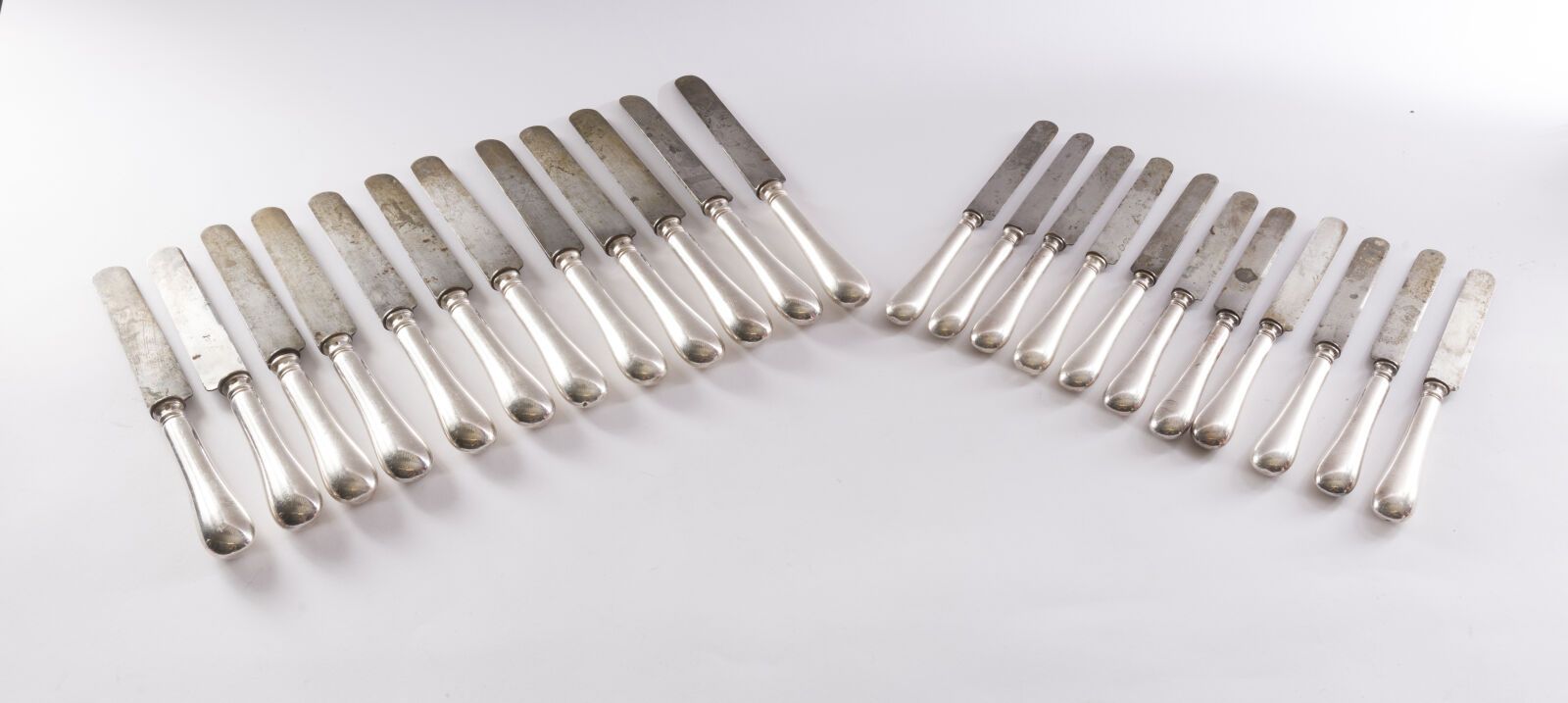 Null 一套12把大刀和11把小刀，普通镀银手柄，钢制刀片，圆头刻有巴黎字样。