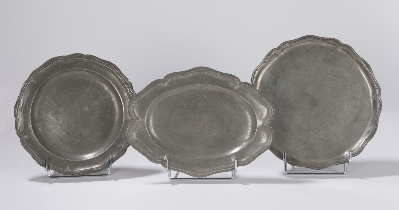 Null Table guard, plate and oval dish with moving contours, 18th century.