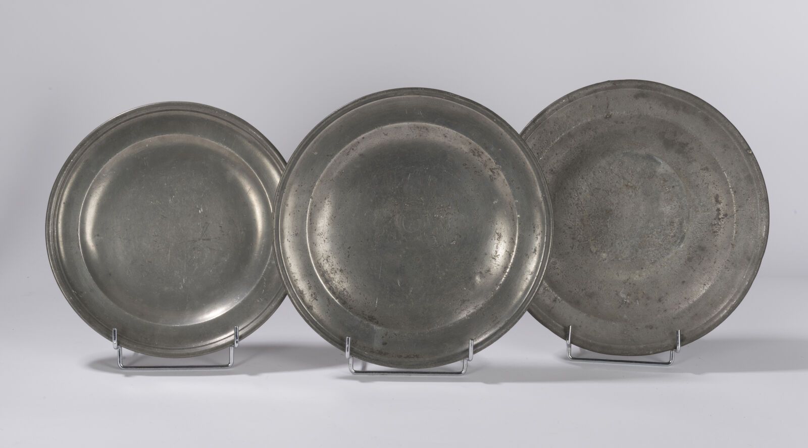 Null BORDEAUX - Tres platos con borde moldeado, sellos de Joseph II TAUDIN, Jean&hellip;