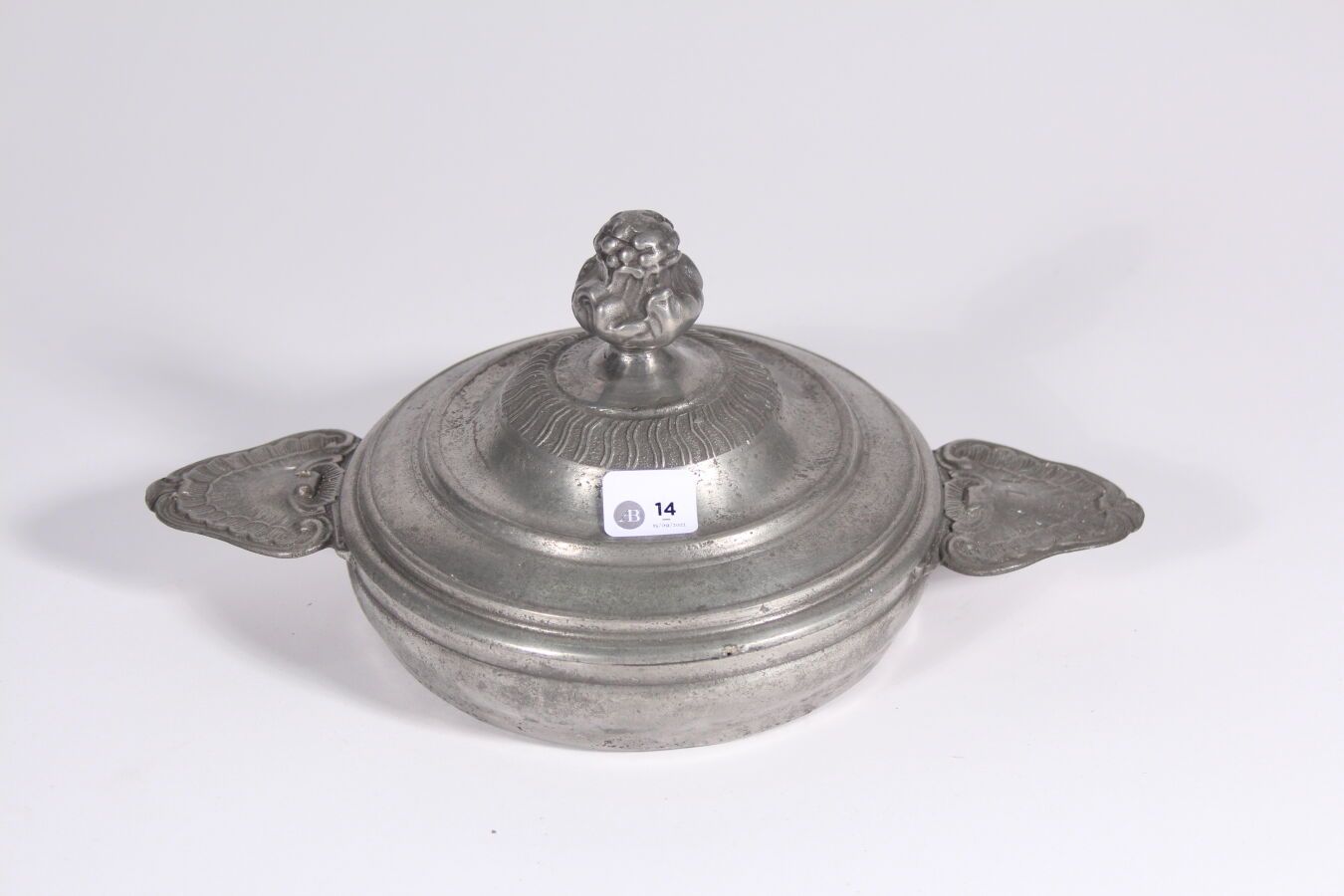Null BORDEAUX - 搪瓷碗，盖子上饰有摄政时期的浮雕，耳朵上有罗盖尔边。18世纪下半叶。长度：29厘米

重新焊接的插座。



参考资料：BOUC&hellip;