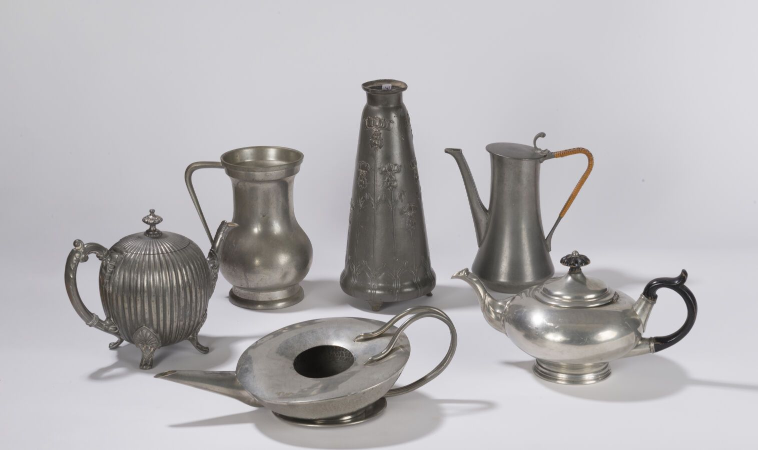 Null Sechs verschiedene Stücke, darunter drei Teekannen, Kayserzinn-Vase.